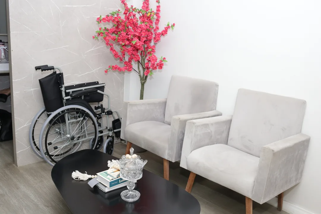 Poltronas e flores na sala de espera do COI Fortaleza